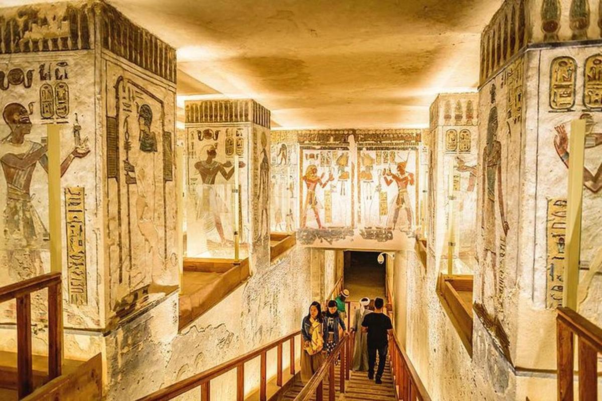 絵画が飾られた古代の建物の廊下を歩く人々