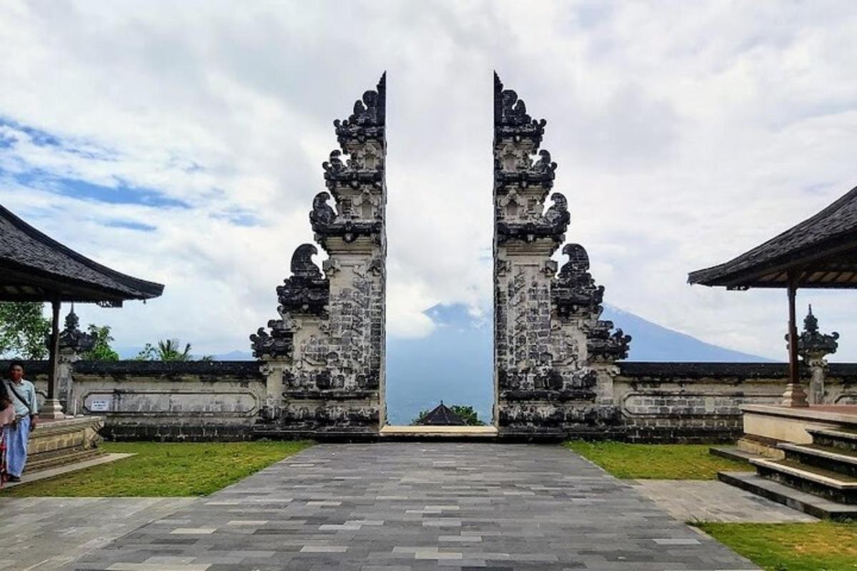pintu pagar dalam bangunan dengan orang ramai berjalan di sekelilingnya