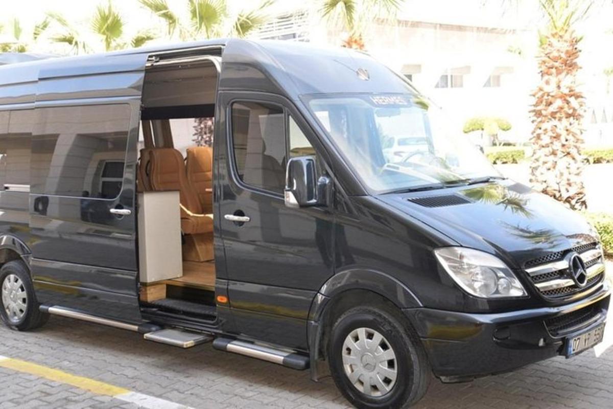 ドアを開けたまま駐車場に駐車された黒いバン