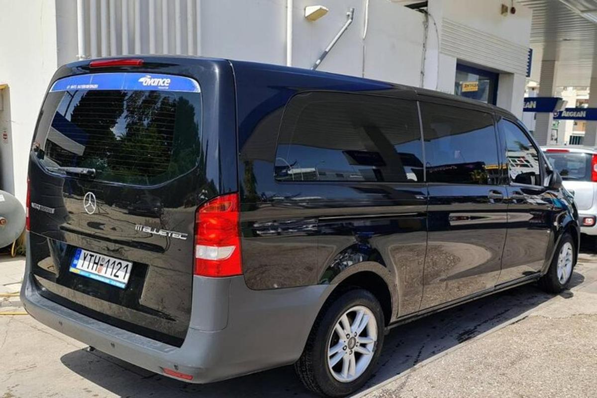 minivan je zaparkovaný na parkovisku