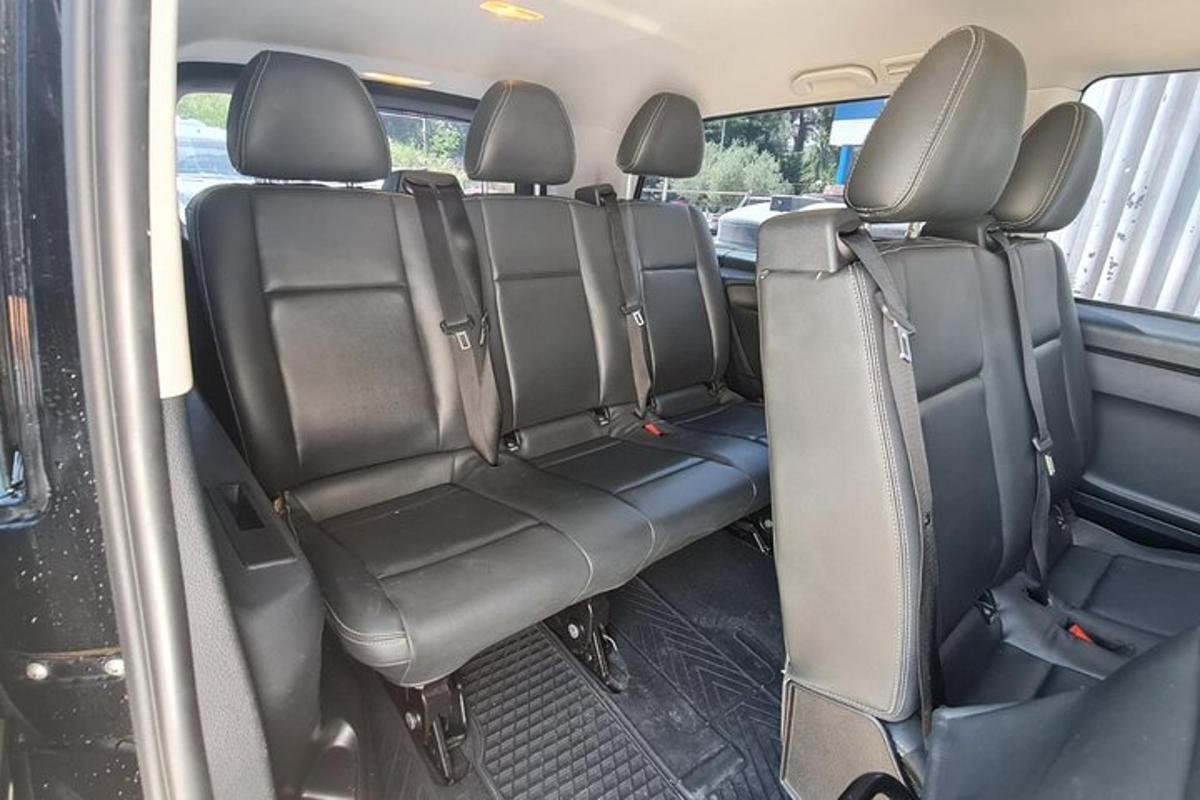 pemandangan tempat duduk belakang kereta