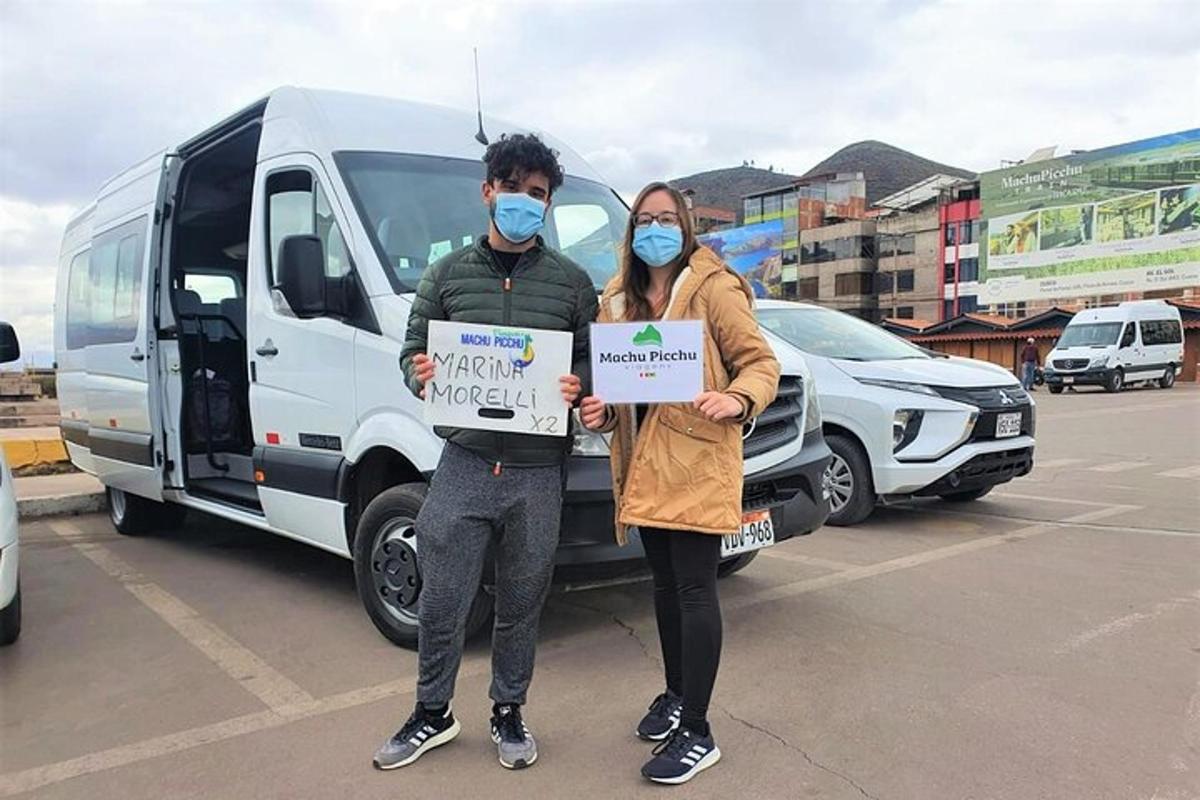 駐車場で看板を持っている男性と女性