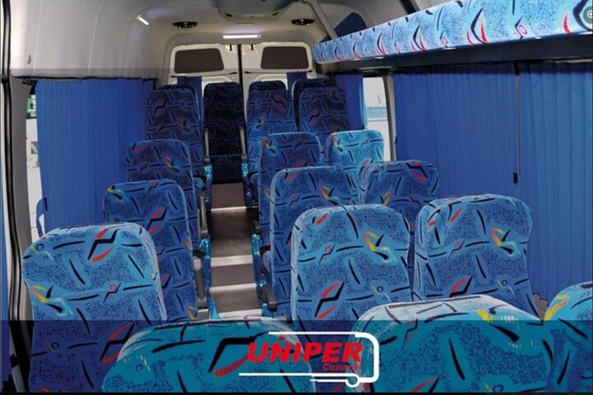 un gruppo di sedili blu su un autobus