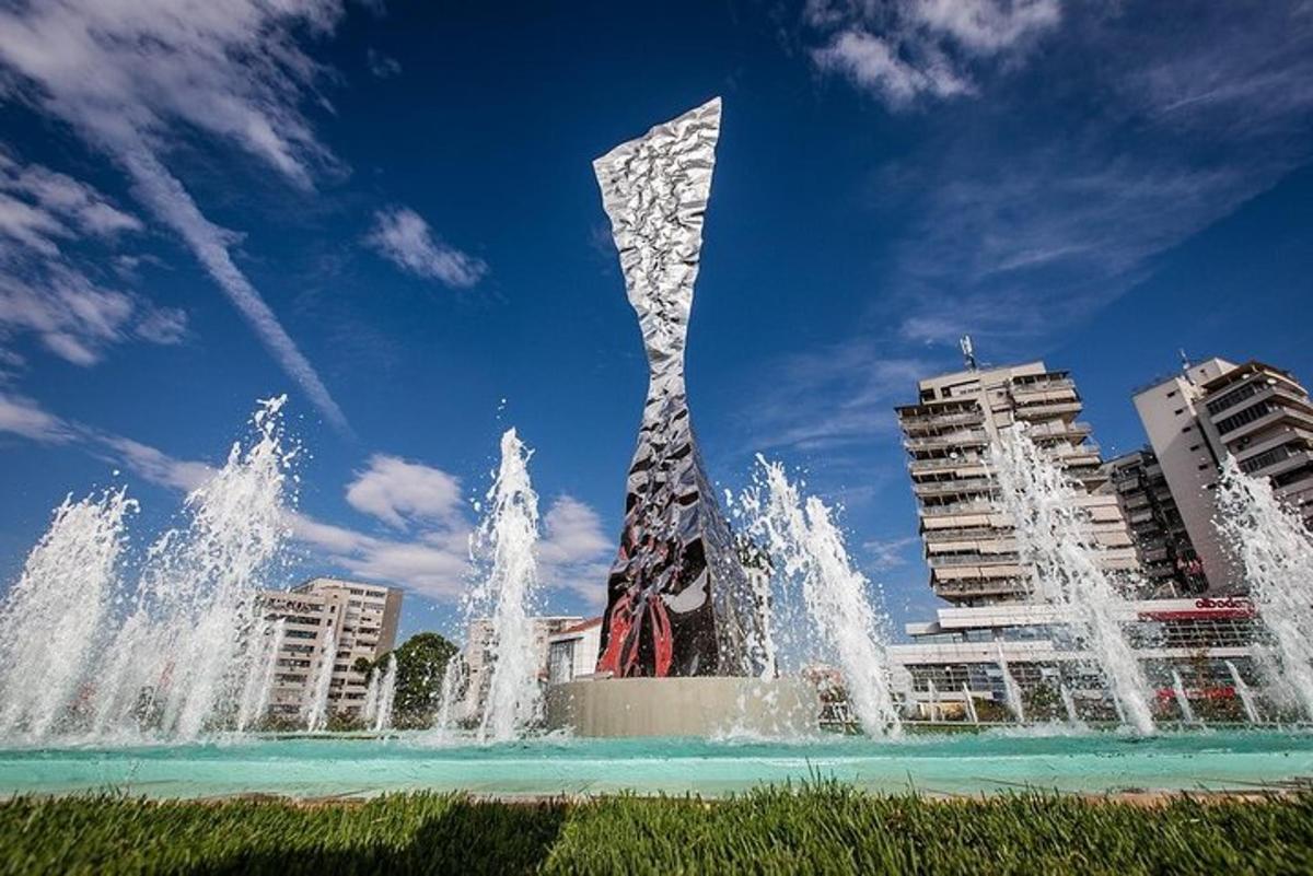 una font al mig d'una ciutat amb edificis