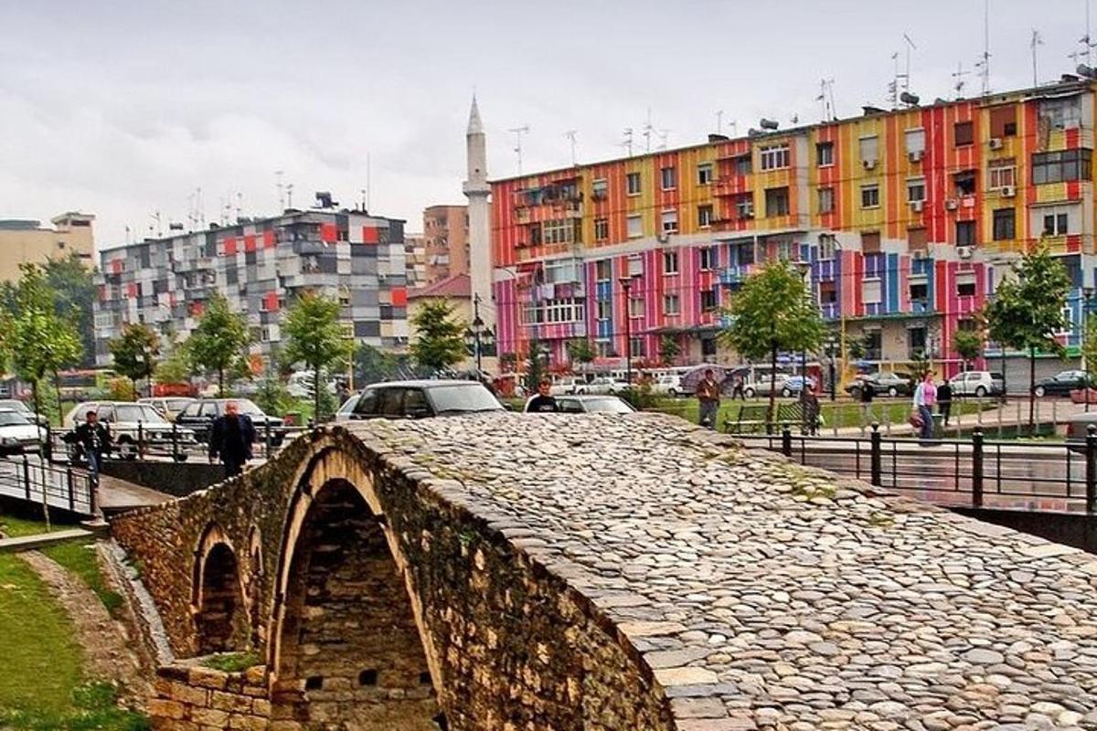 un pont de pedra en una ciutat amb edificis