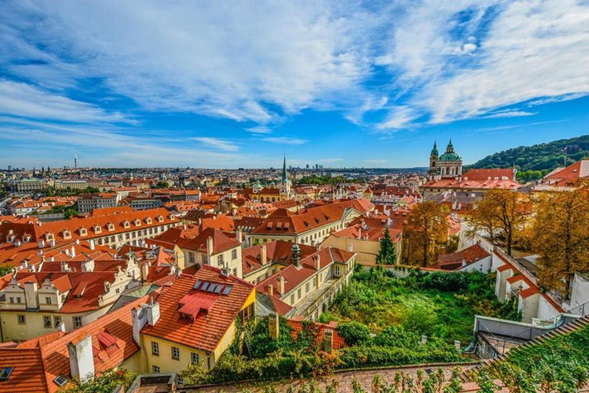 una vista aerea di una città con i tetti rossi