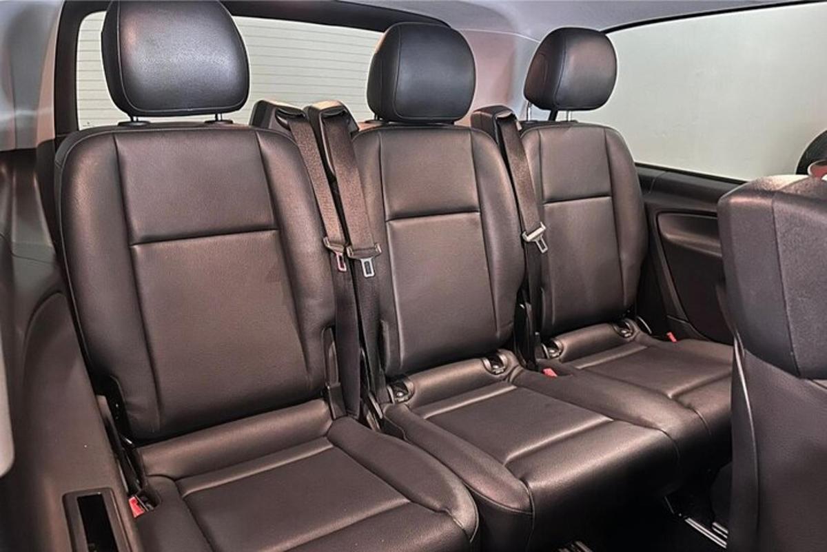 kaks istet auto tagaistmel