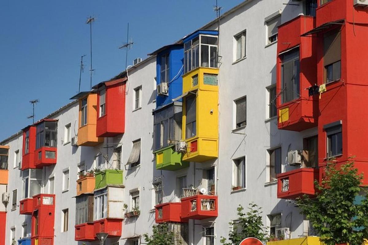 egy épület, amelynek oldalán színes erkélyek vannak