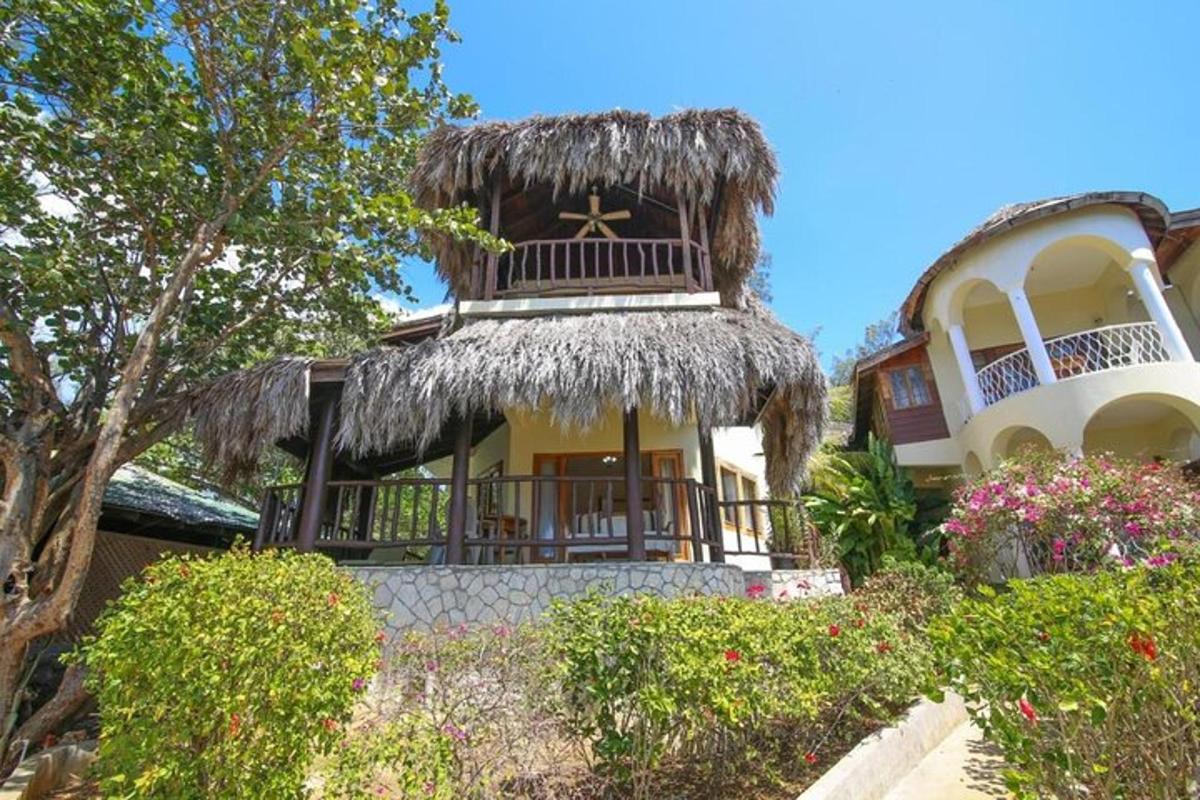 uma casa com telhado de palha no topo