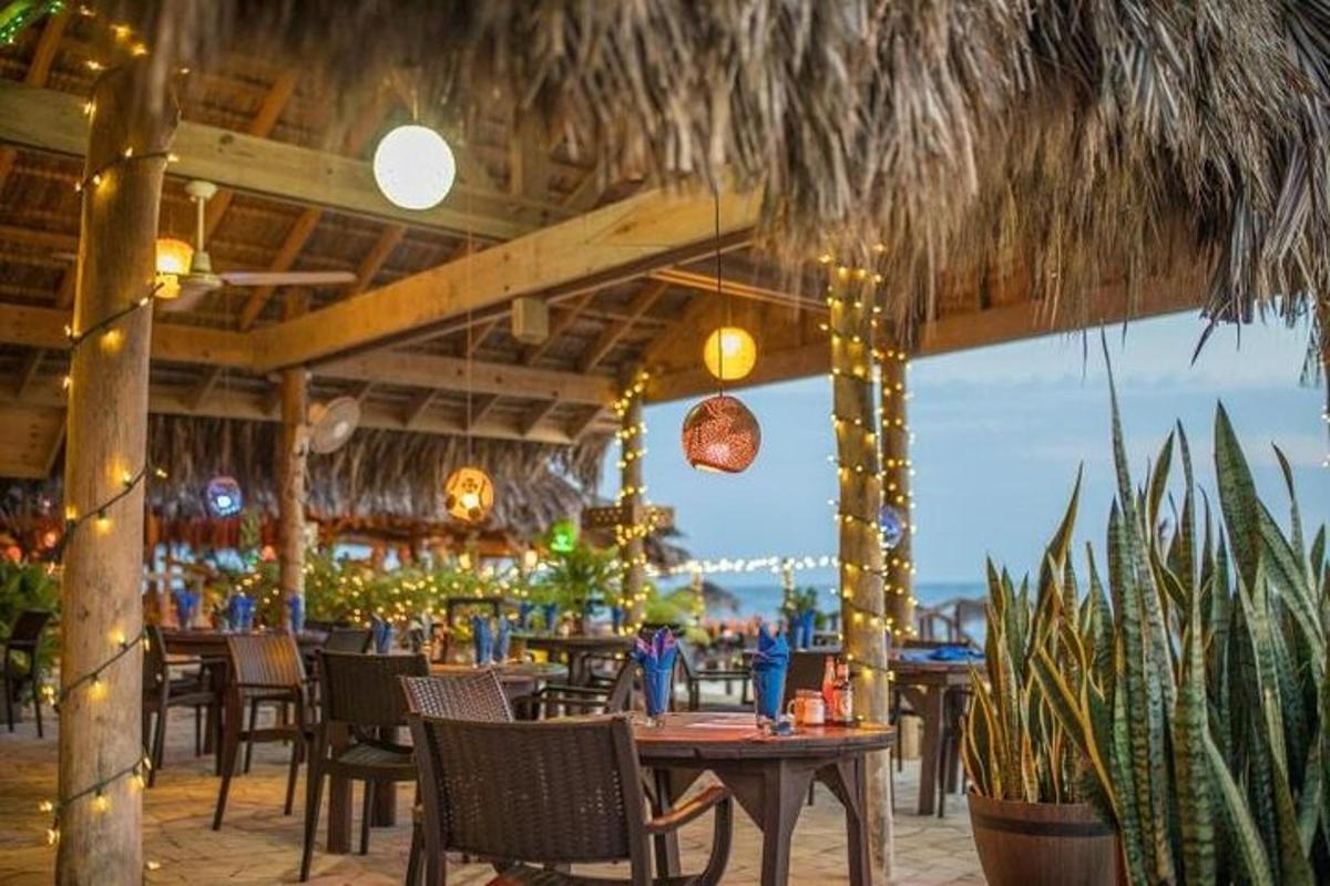 um restaurante com mesas e cadeiras e um bar