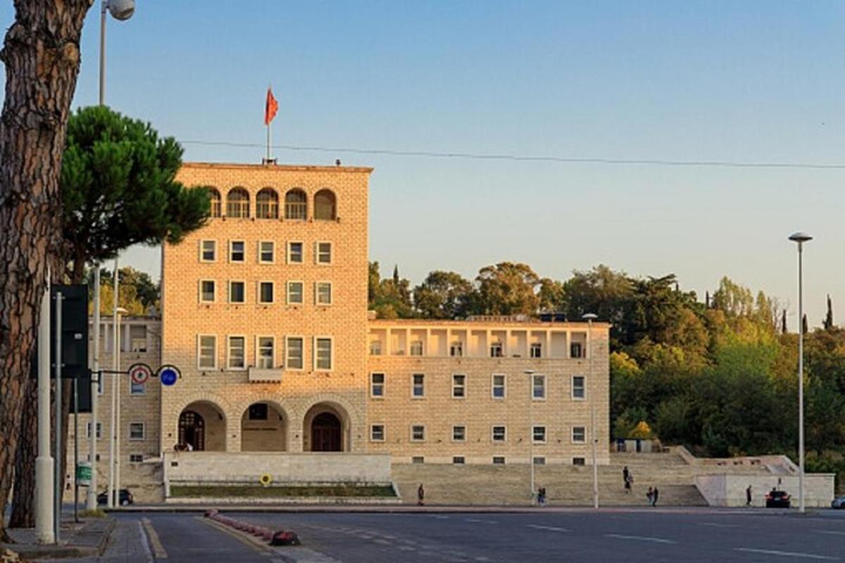 o clădire mare din cărămidă cu un steag deasupra ei