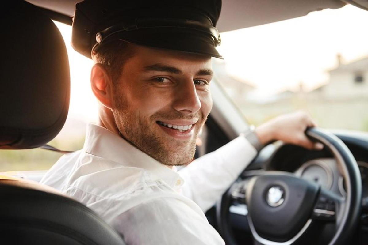 Muškarac se smije dok vozi automobil