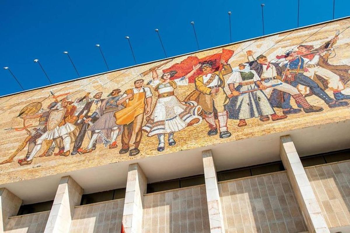 o pictură murală pe lateralul unei clădiri