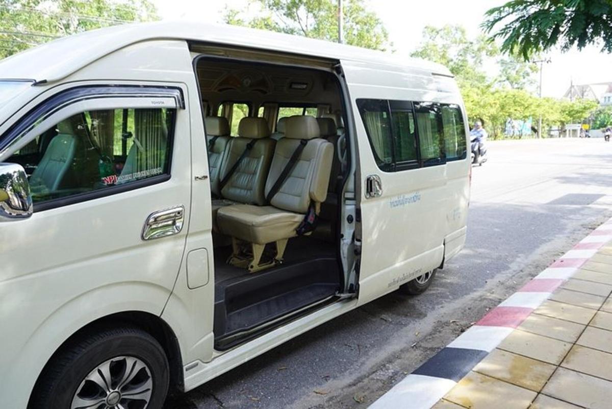 bel kombi parkiran ob strani ulice