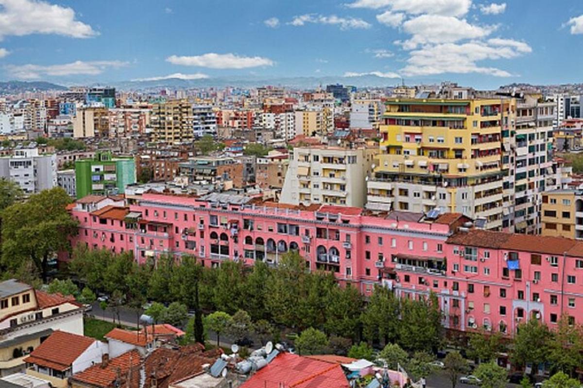 o vedere a unui oraș cu clădiri roz