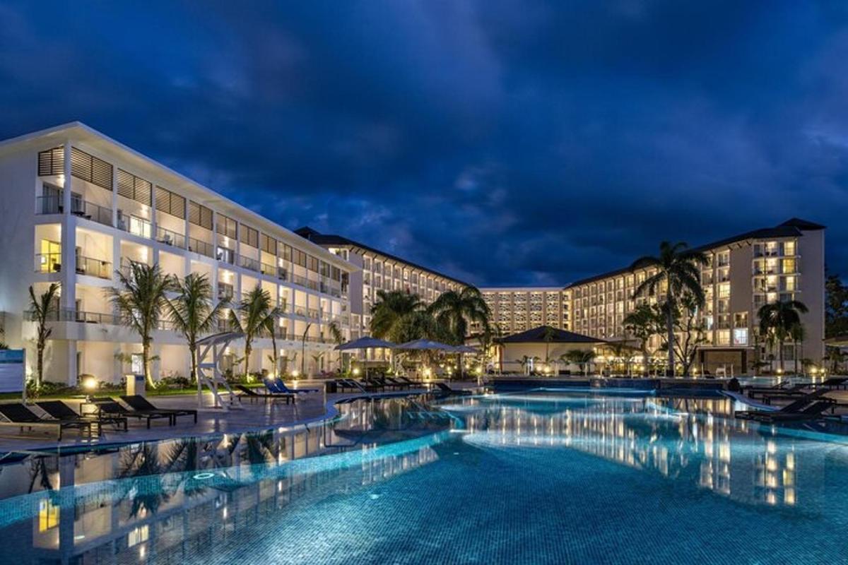un hotel con una grande piscina di notte