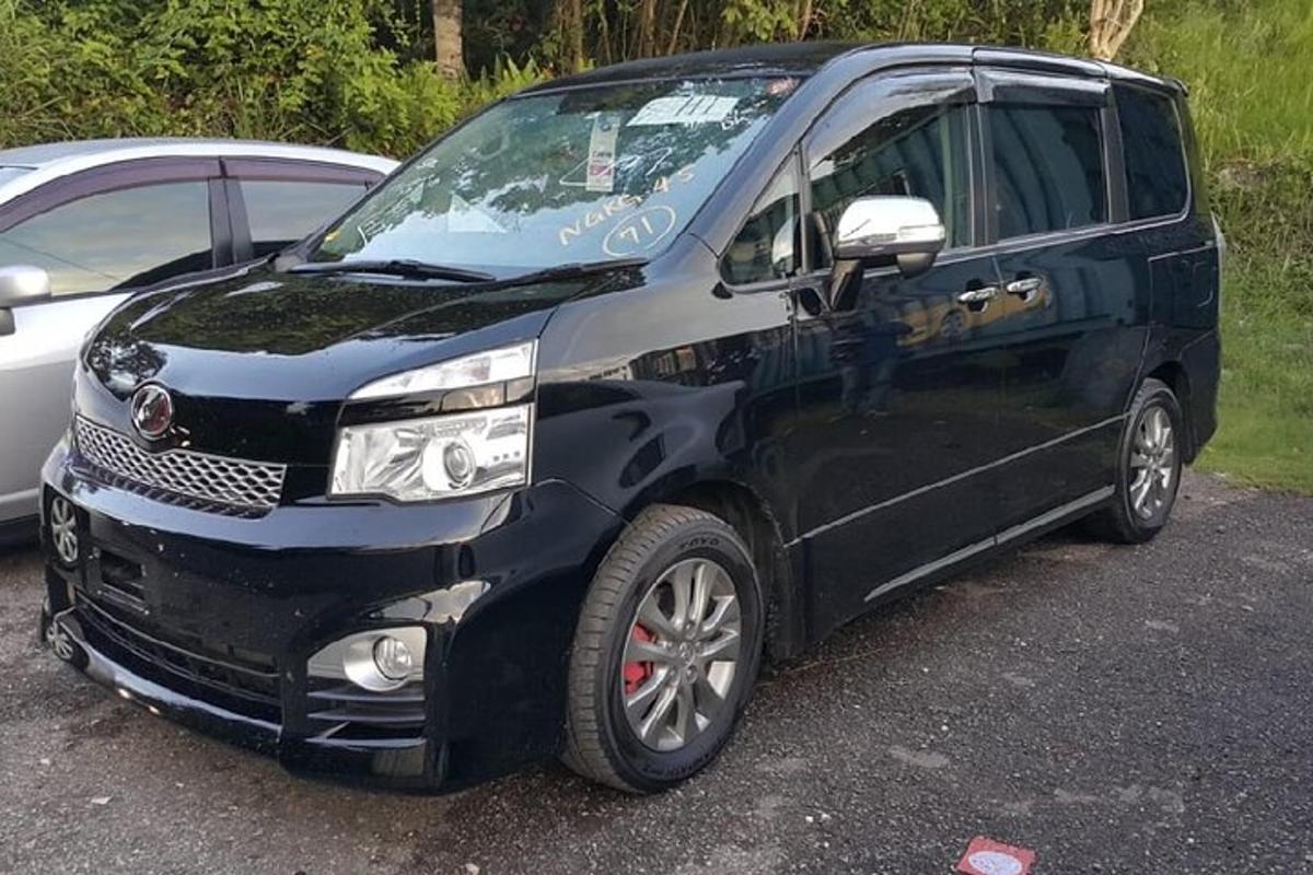 uma van preta estacionada em um estacionamento