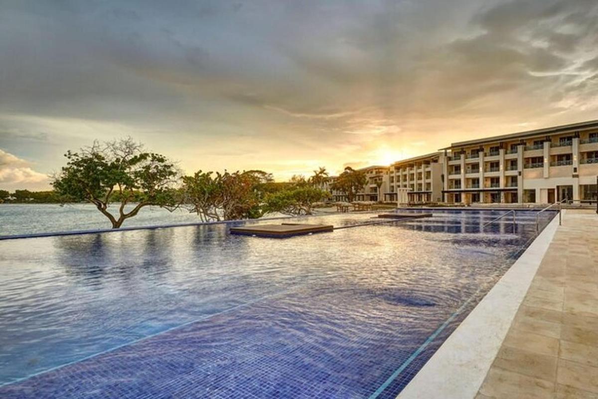 kolam renang besar di depan sebuah gedung