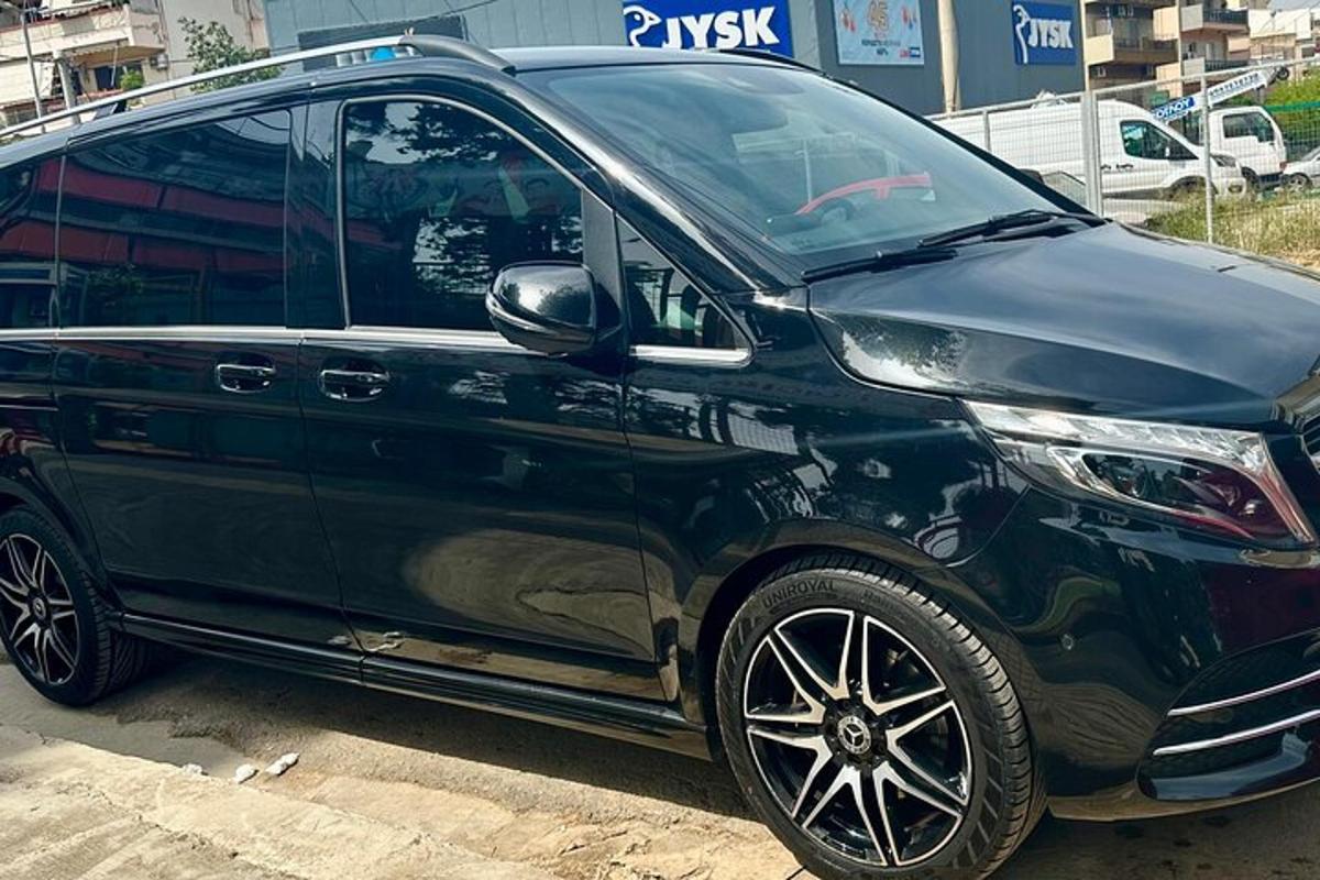 černé auto zaparkované na parkovišti