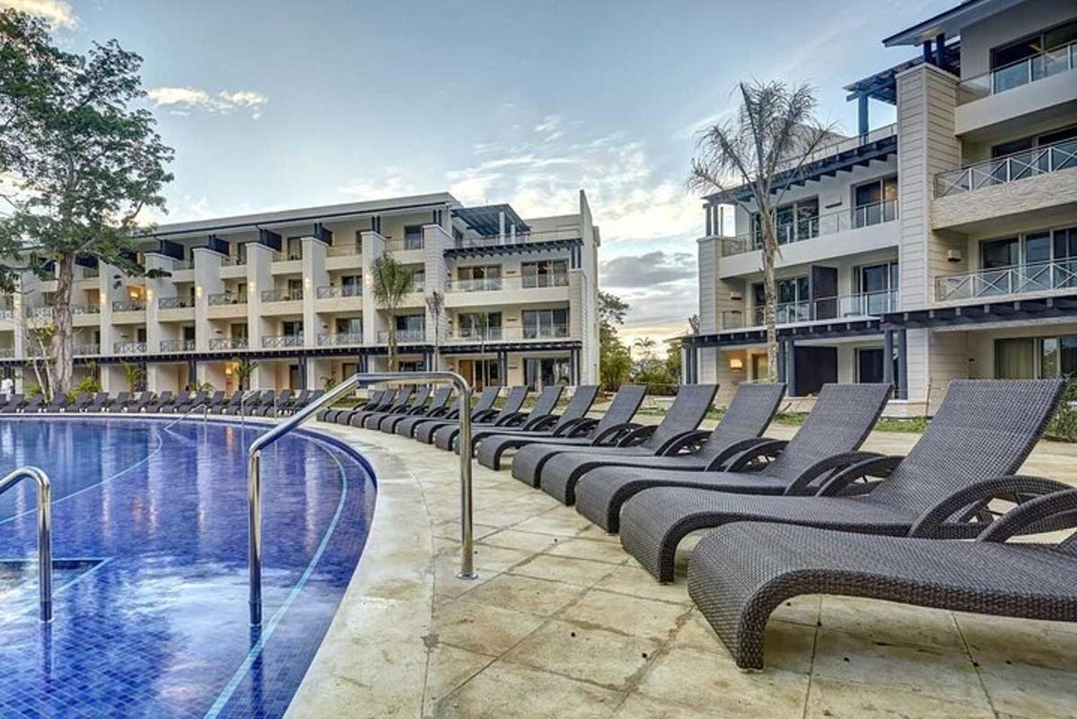 una fila di sedie sedute accanto a una piscina
