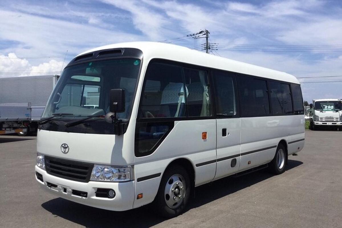 um ônibus branco estacionado em um estacionamento