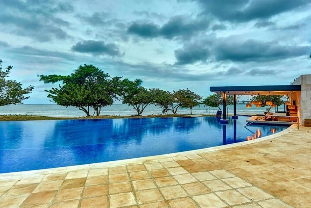 una piscina con vista sull'oceano