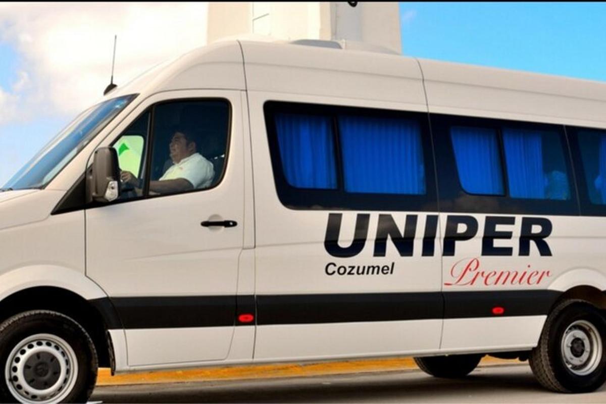 hvítur sendibíll með orðunum uber commuter command