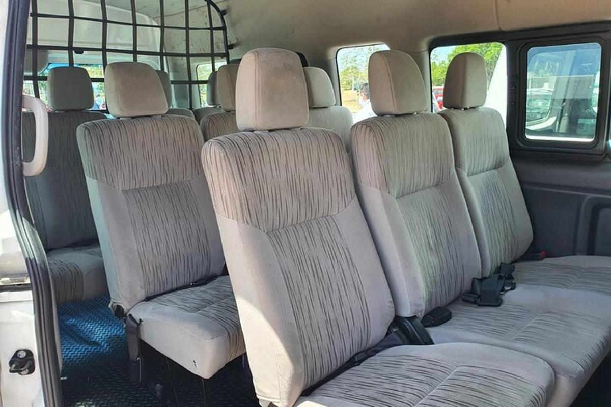 een bus met vier stoelen achterin