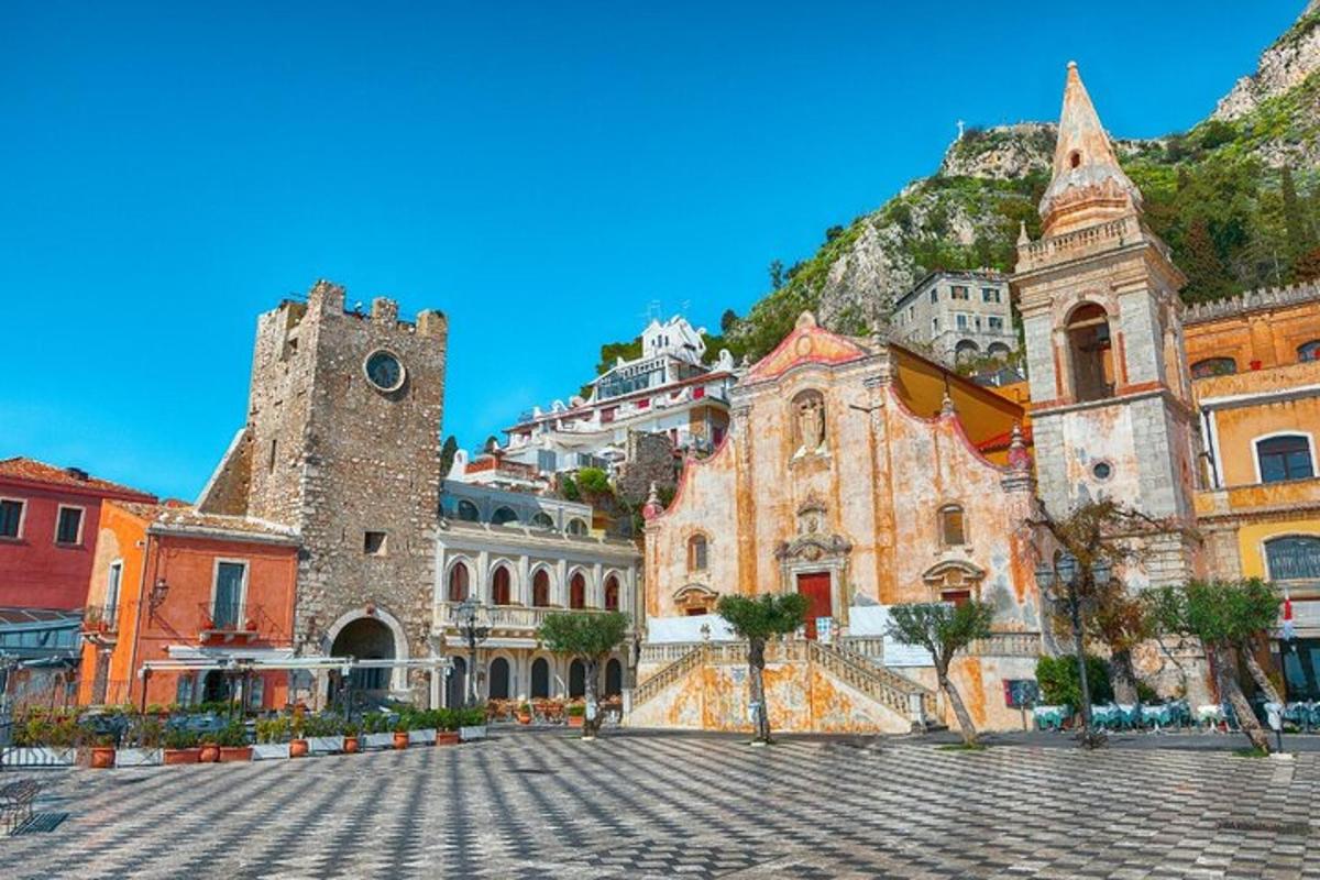 um grupo de edifícios com uma montanha ao fundo