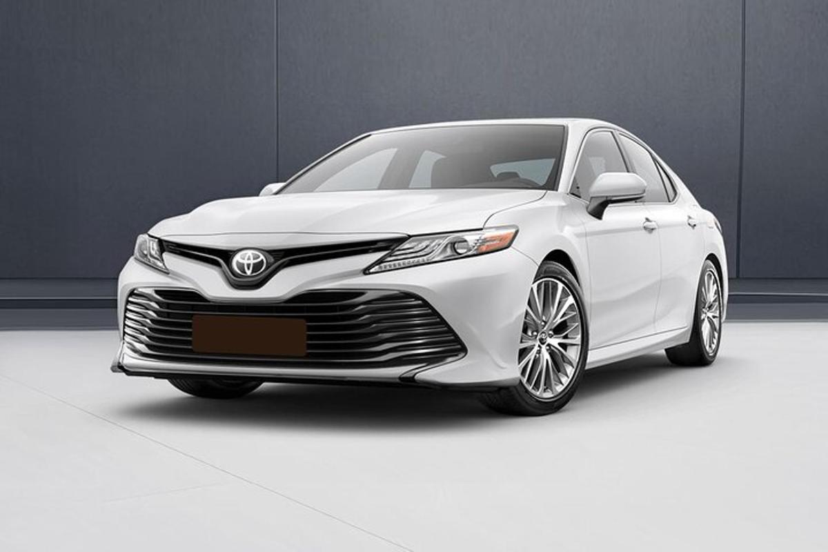 un Toyota Camry alb parcat într-un garaj