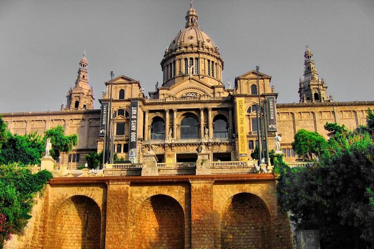 un gran edifici amb una torre a sobre d'un pont