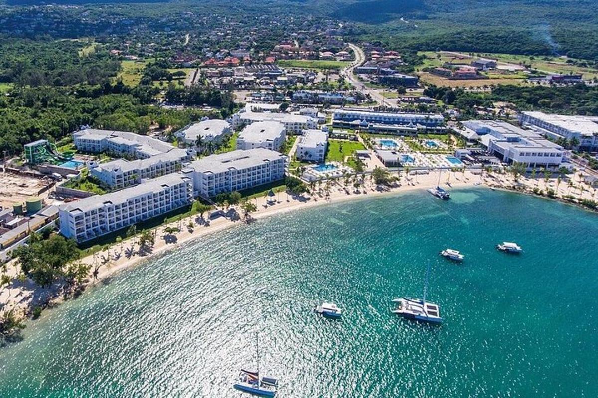 widok z lotu ptaka na plażę z łodziami na wodzie