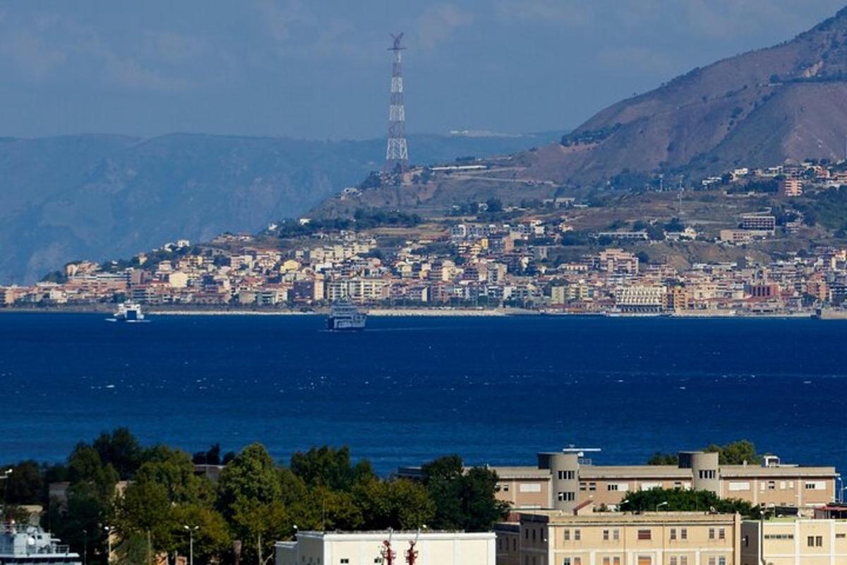 поглед на град и воду са планином