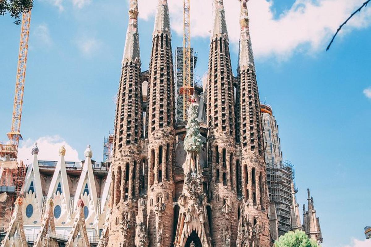 una gran catedral amb altes agulles sobre un cel blau