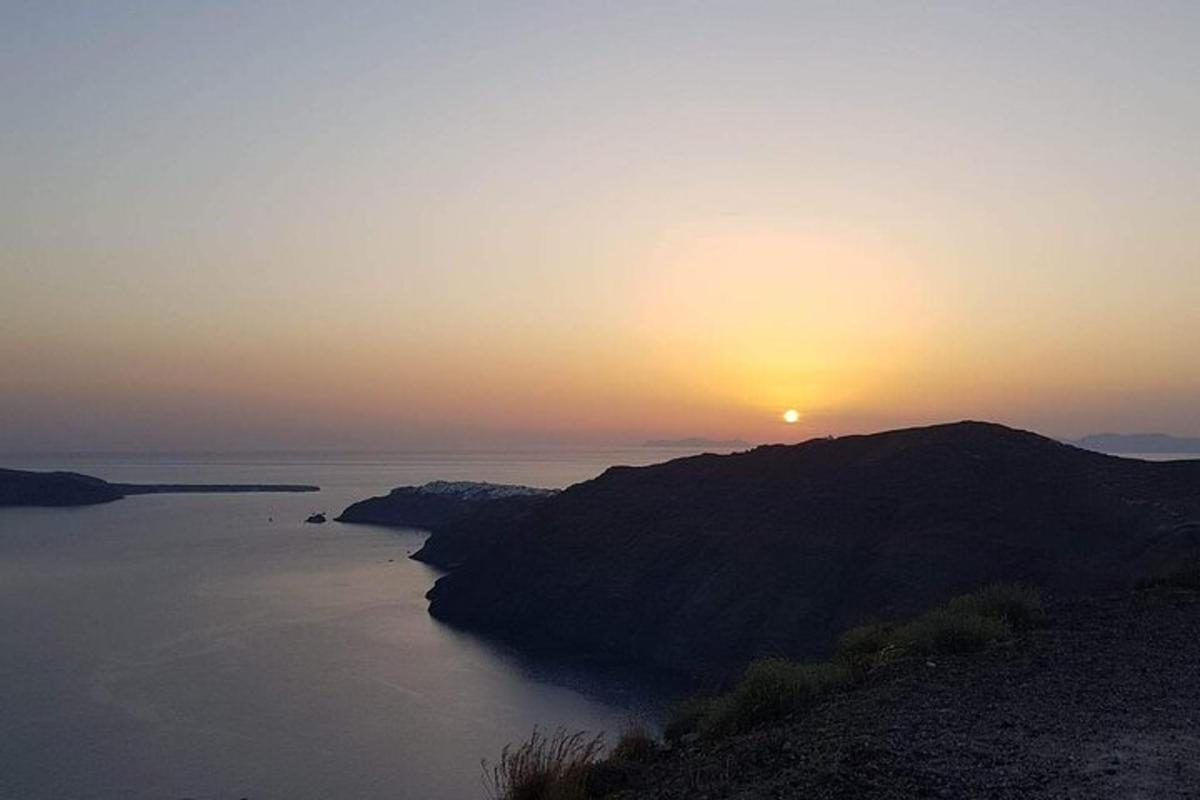 um pôr do sol sobre um corpo d'água com o sol se pondo