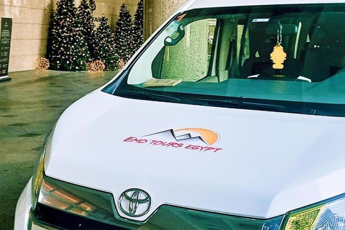 önünde acedes benz logosu bulunan beyaz bir araba