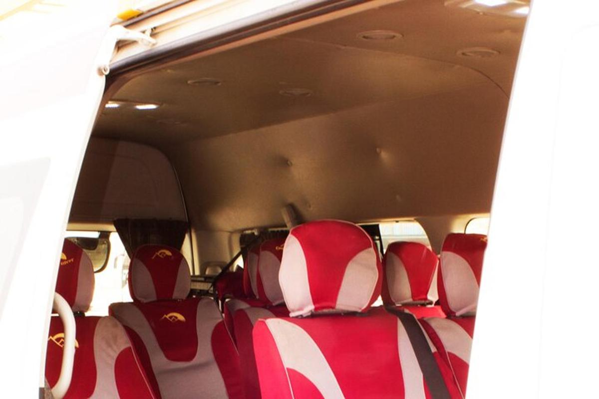 eine Gruppe roter und weißer Sitze in einem Lieferwagen