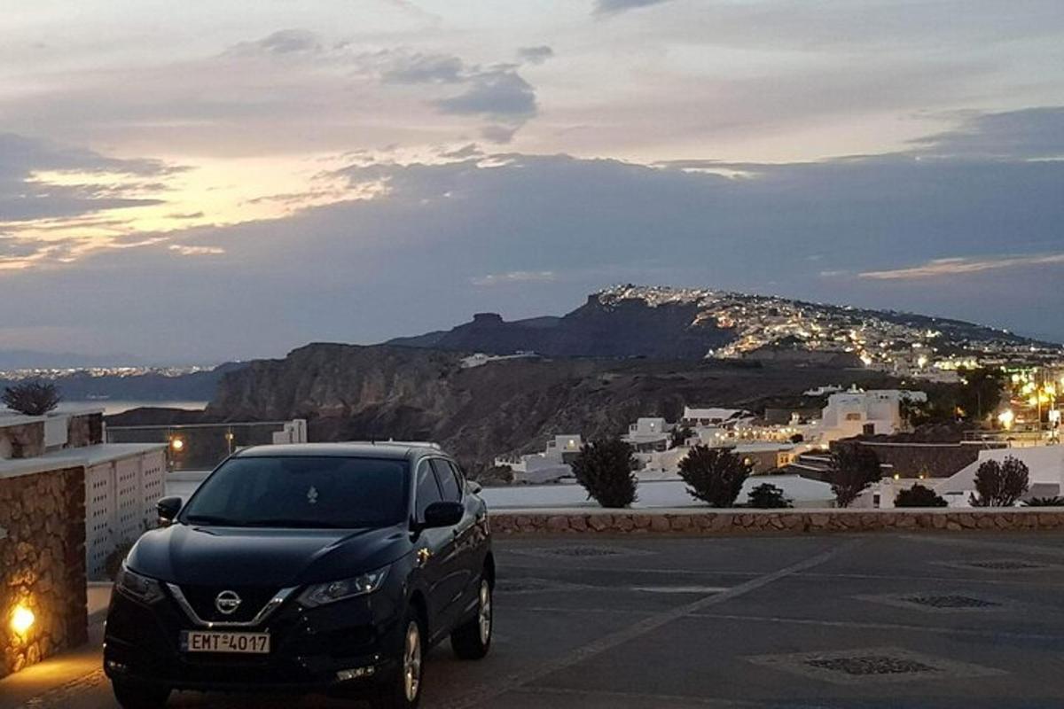 černé auto zaparkované na parkovišti s horou