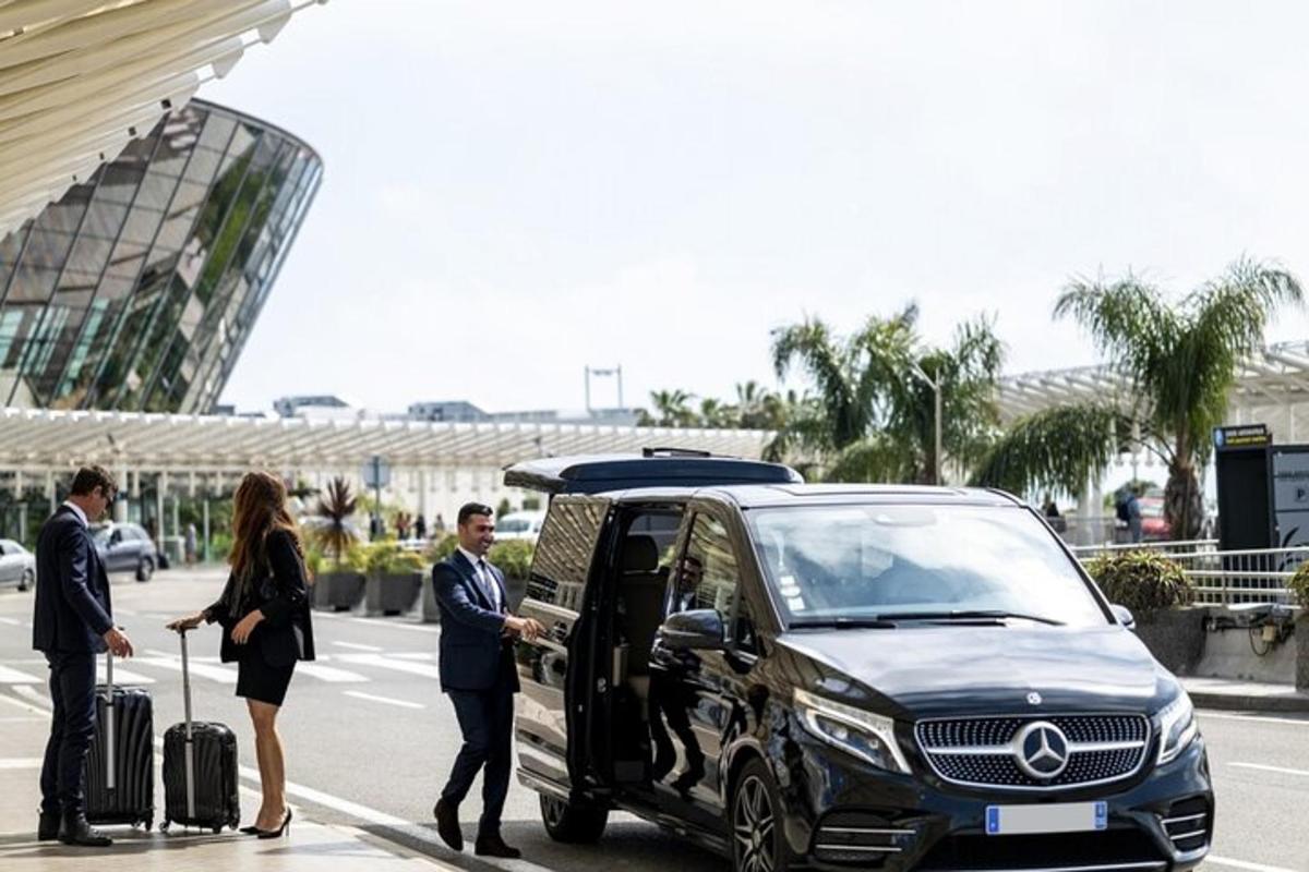 Μια ομάδα ανθρώπων που στέκονται δίπλα σε ένα αυτοκίνητο Acedes Benz