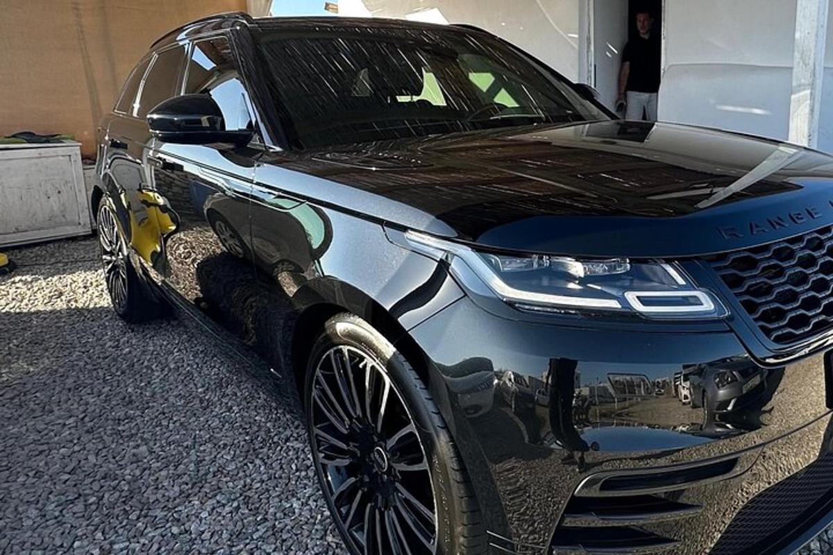 detailní záběr na auto zaparkované v garáži