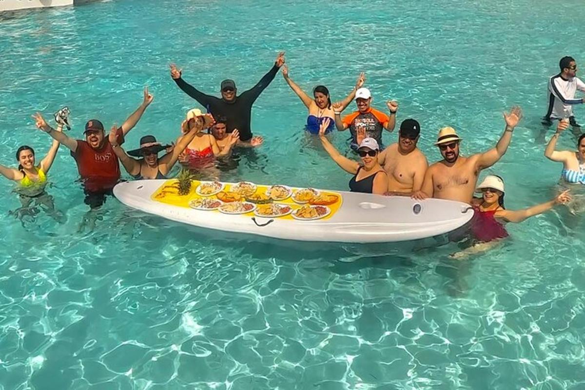 skupina lidí ve vodě se surfovacím prknem