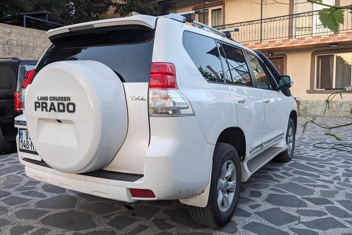 街道上一辆敞开车门的白色 SUV