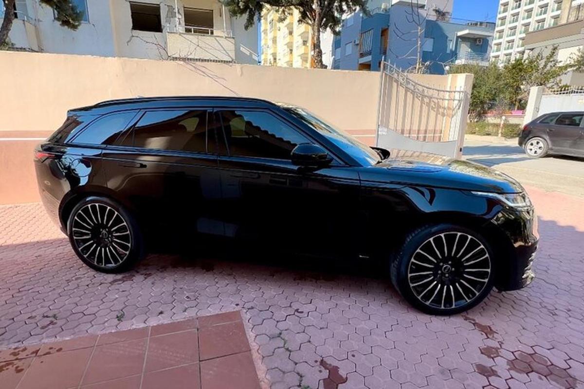černé auto je zaparkované na ulici