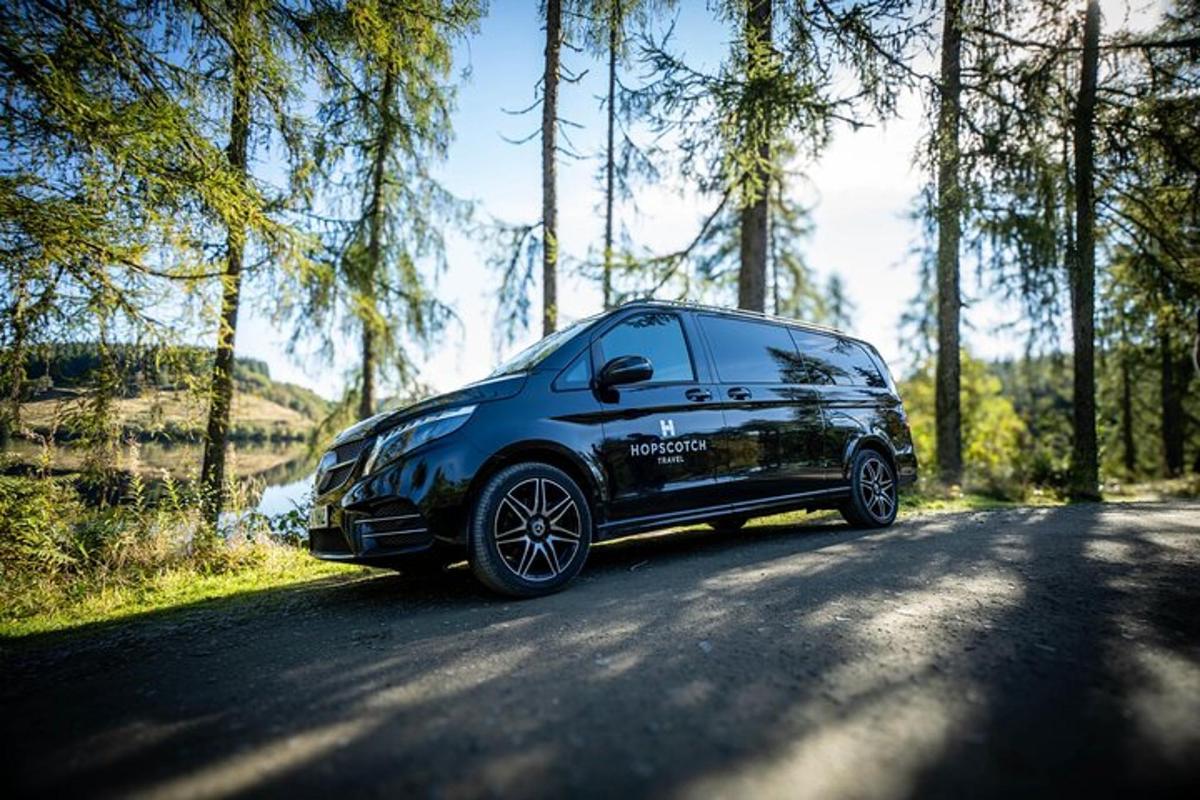 modré auto zaparkované na kraji silnice