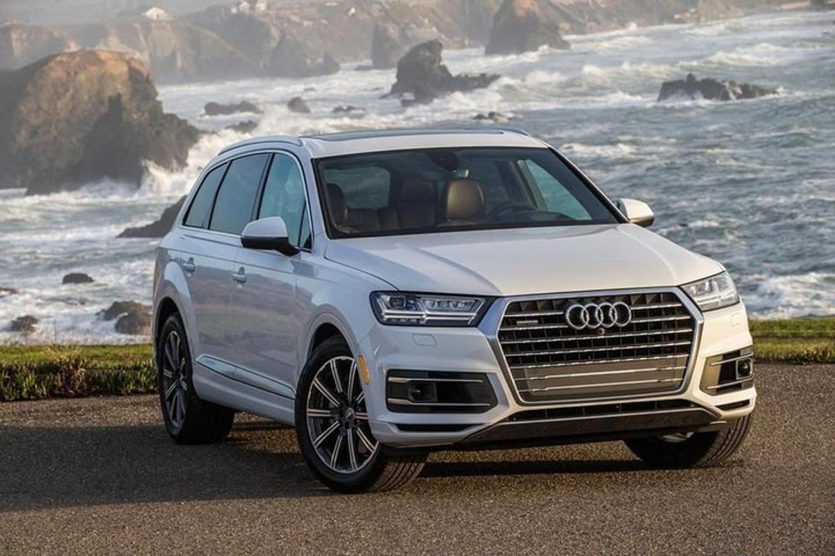 biele audi suv zaparkované pri oceáne