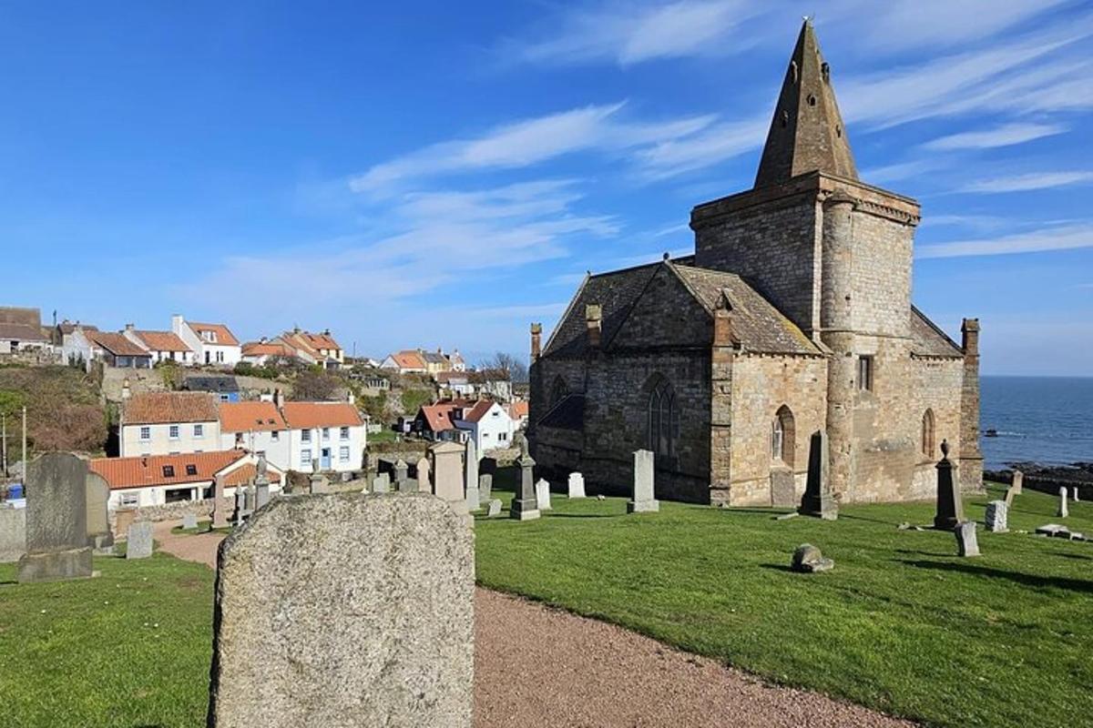 una vecchia chiesa in un cimitero vicino all'oceano
