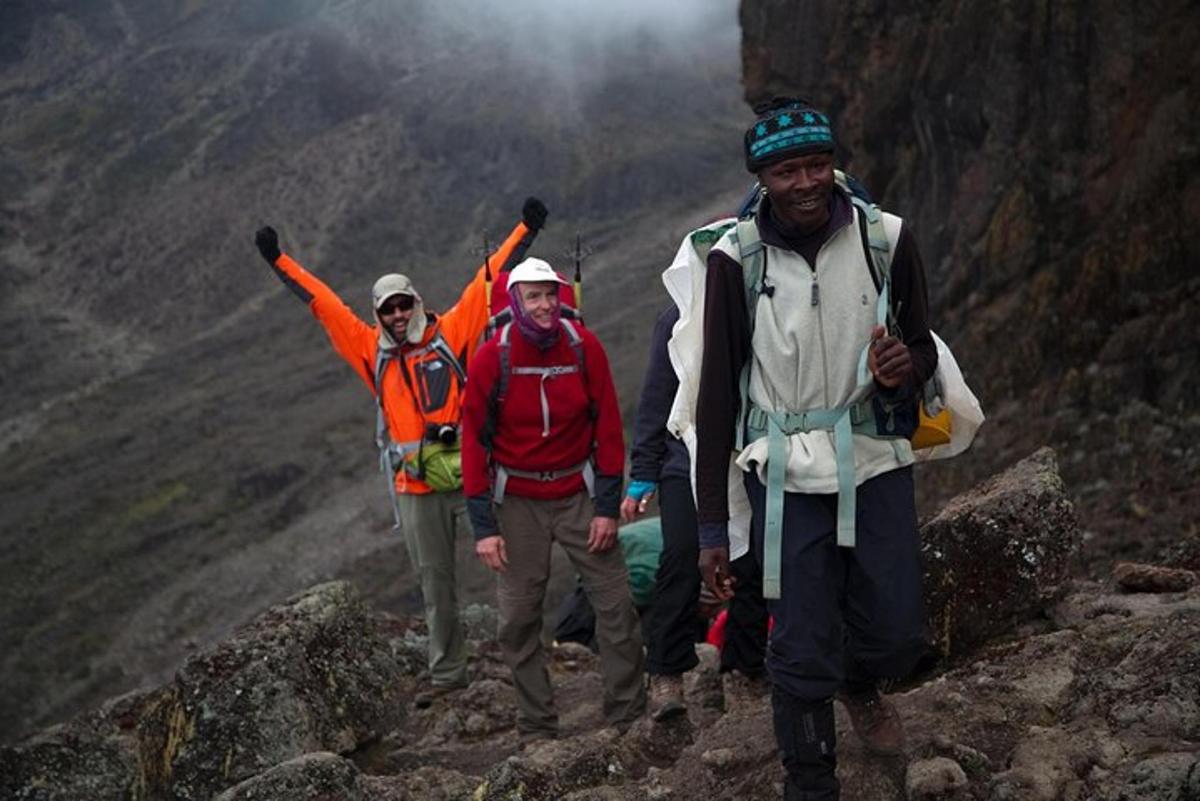 un gruppo di persone in piedi sulla cima di una montagna