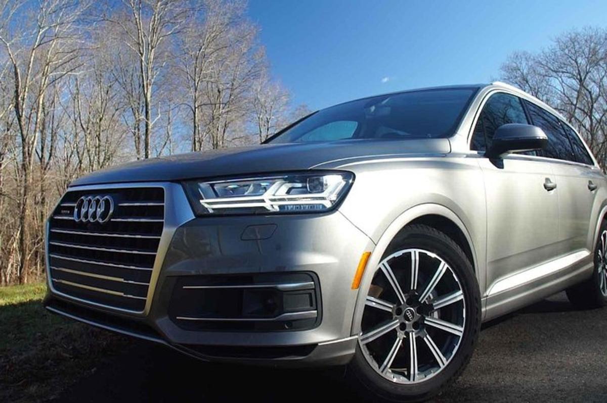 strieborné audi suv zaparkované na parkovisku