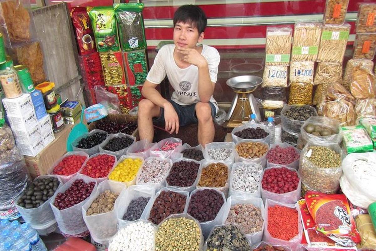 seorang pria duduk di depan pajangan makanan