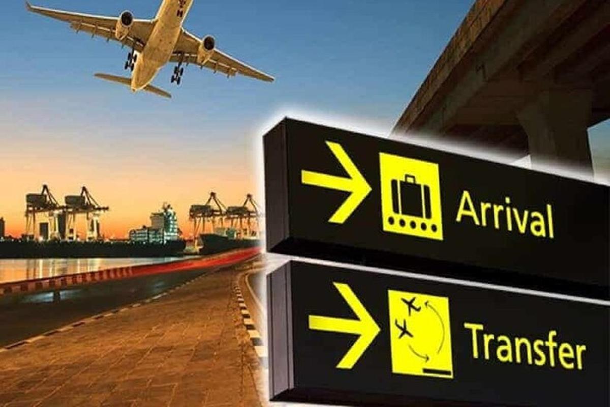 et fly flyr over en terminal med et flyplassskilt